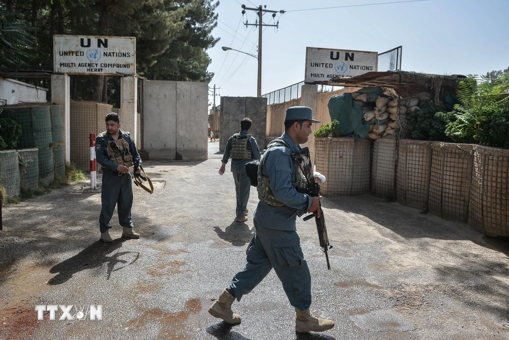 Lực lượng an ninh gác bên ngoài trụ sở Phái bộ của Liên hợp quốc tại Afghanistan (UNAMA), ở Guzara, tỉnh Herat, Afghanistan, ngày 31/7/2021. (Ảnh: AFP/TTXVN)