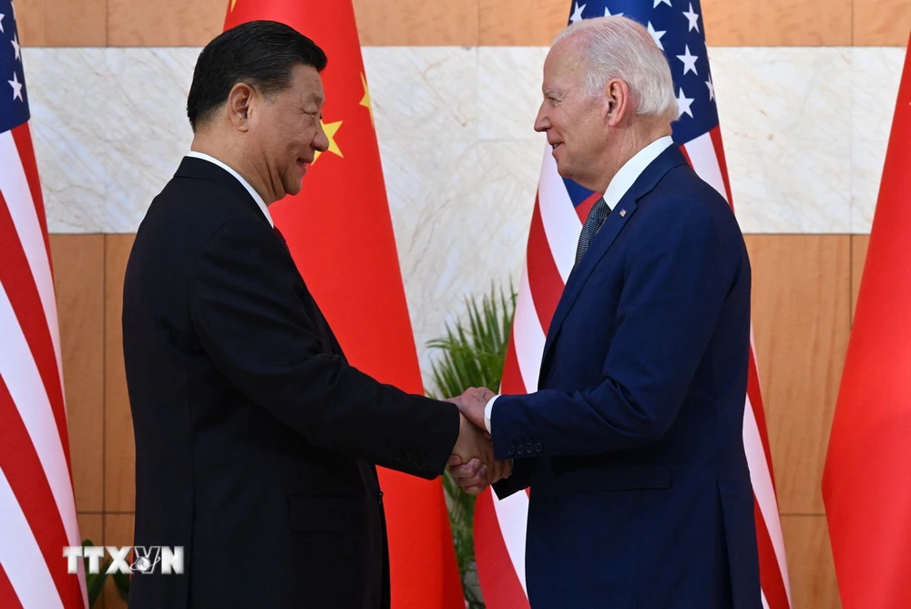Tổng thống Mỹ Joe Biden (phải) trong một cuộc gặp Chủ tịch Trung Quốc Tập Cận Bình. (Ảnh: AFP/TTXVN)