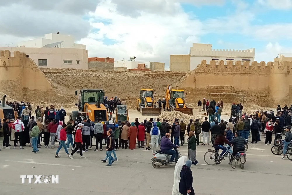 Hiện trường vụ sập bức tường thành cổ ở Tunisia ngày 16/12/2023. (Ảnh: AFP/TTXVN)