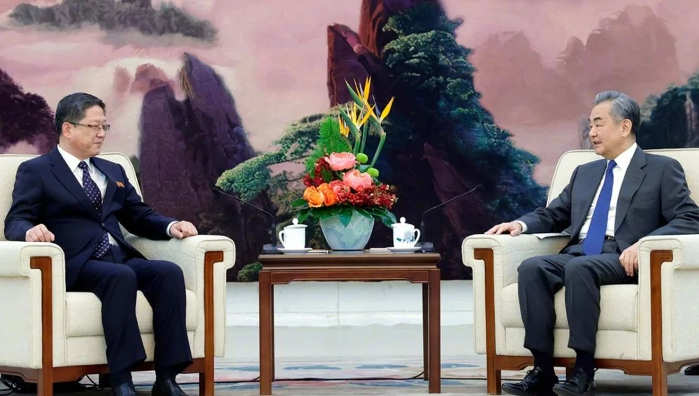 Bộ trưởng Ngoại giao Trung Quốc Vương Nghị tiếp Thứ trưởng Ngoại giao Triều Tiên Pak Myong Ho. (Nguồn: Bộ Ngoại giao Trung Quốc)