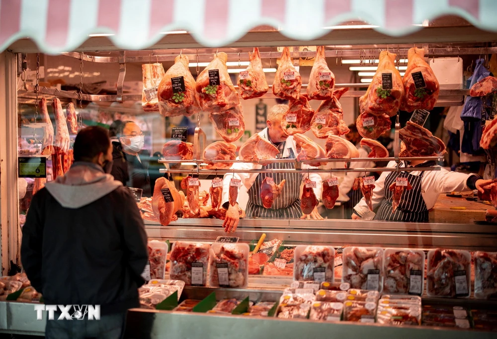 Khách hàng chọn mua thực phẩm tại cửa hàng ở trong siêu thị ở Walthamstow, phía Đông London, Anh. (Ảnh: AFP/TTXVN)