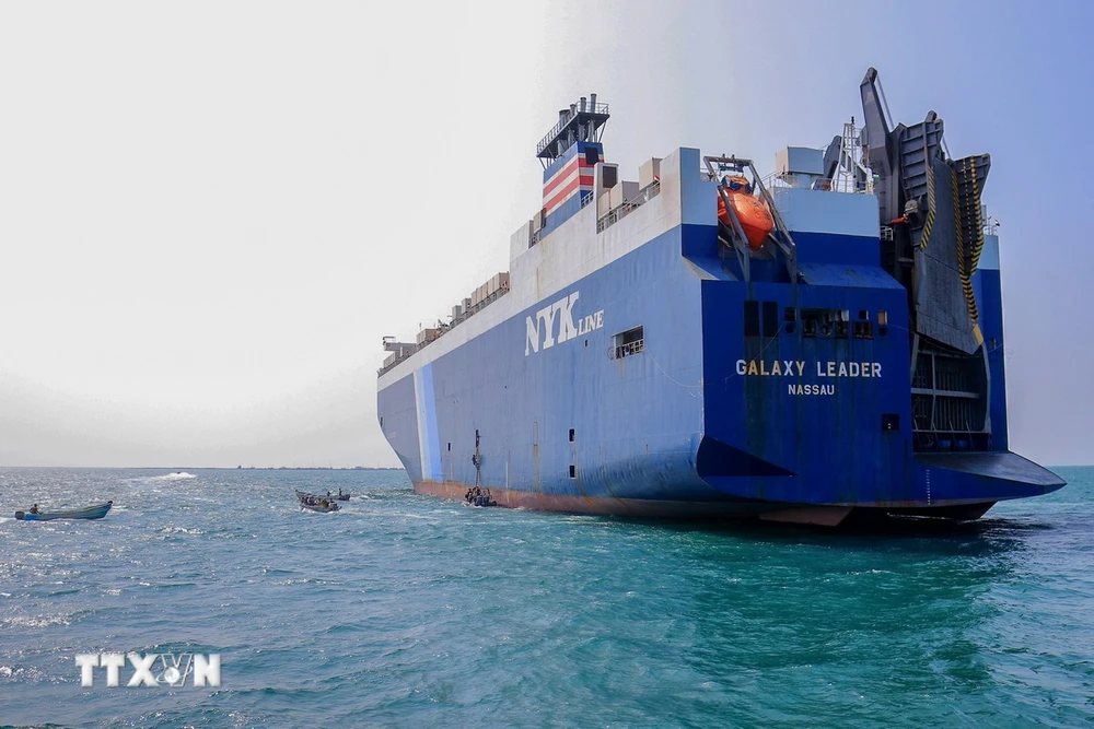 Tàu chở hàng Galaxy Leader (phải), bị lực lượng Houthi bắt giữ hai ngày trước, về tới cảng tỉnh Hodeida, ngoài khơi Biển Đỏ. (Ảnh: AFP/TTXVN)