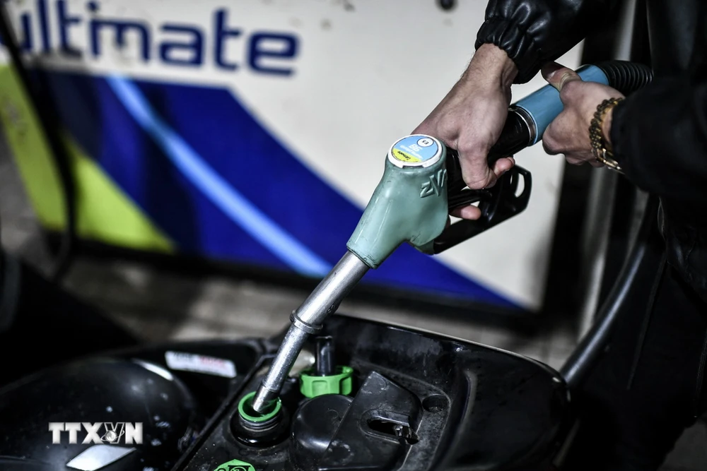 Bơm xăng cho phương tiện tại Paris, Pháp. (Ảnh: AFP/TTXVN)