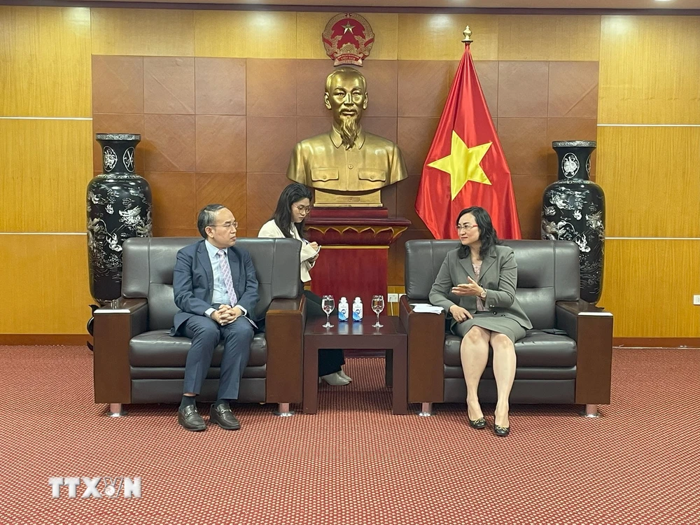 Ông Hứa Chính Vũ, Cục trưởng Cục Dịch vụ Tài chính và Kho bạc Hong Kong (bên trái) gặp Thứ trưởng Bộ Công Thương Phan Thị Thắng trong chuyến thăm Việt Nam từ ngày 13-15/12. (Ảnh: TTXVN phát)