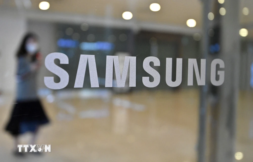 Biểu tượng Samsung tại cửa vào tòa nhà của tập đoàn này ở Seoul, Hàn Quốc. (Ảnh: AFP/TTXVN)