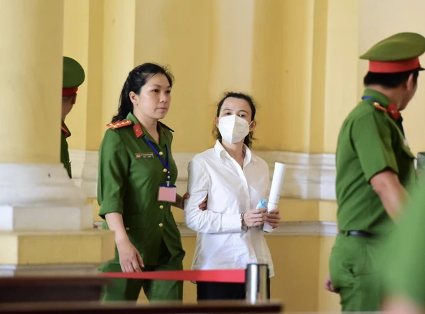Đặng Thị Hàn Ni trong một phiên tòa xét xử bà Phương Hằng. (Nguồn: Báo Tuổi trẻ)