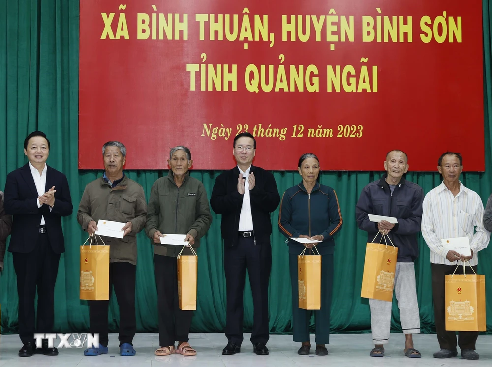 Chủ tịch nước Võ Văn Thưởng tặng quà các gia đình có công với cách mạng, hộ nghèo có hoàn cảnh đặc biệt khó khăn của xã Bình Thuận. (Ảnh: Thống Nhất/TTXVN)