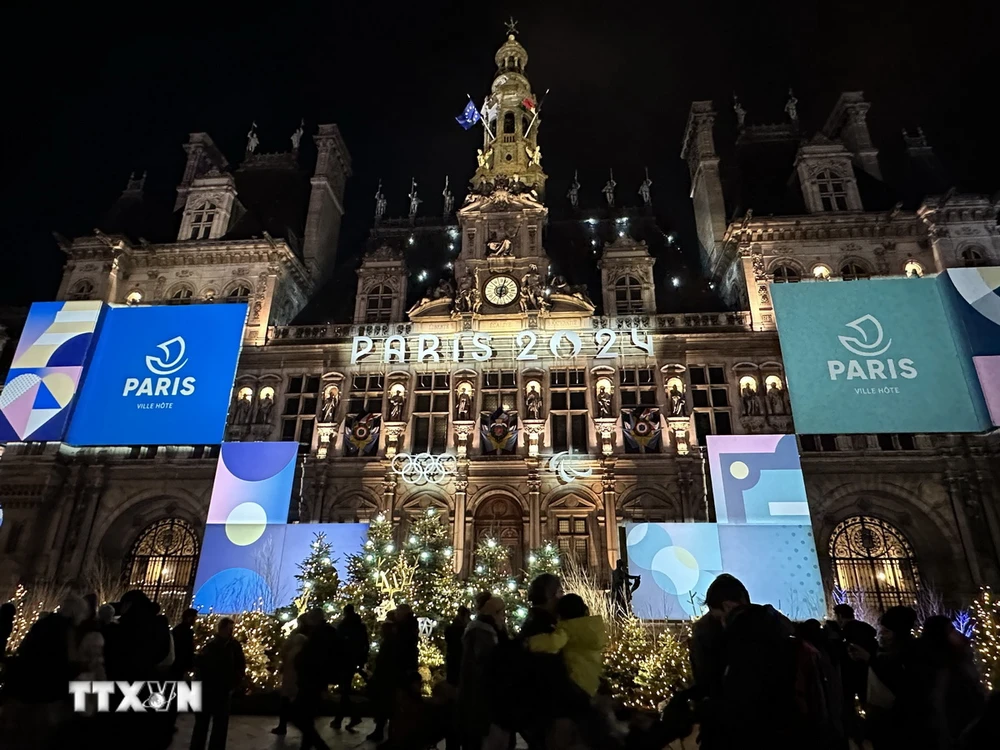 Một góc chợ Noel ở Tòa thị chính Paris. (Ảnh: Nguyễn Thu Hà/TTXVN)