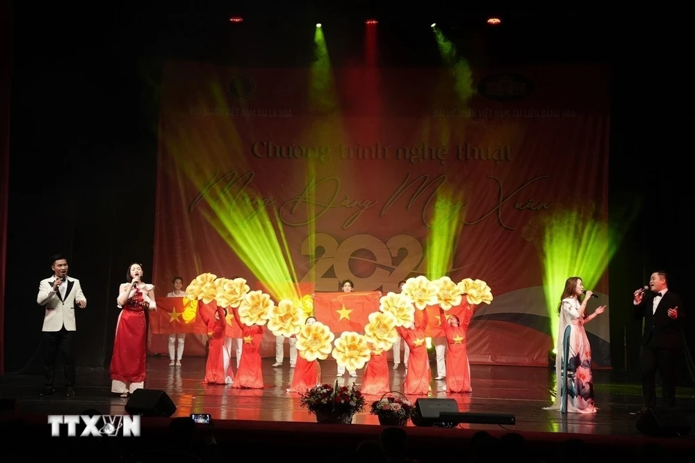 Tiết mục hát múa "Việt Nam ngàn năm gấm hoa" tại chương trình. (Ảnh: Quang Vinh/TTXVN)