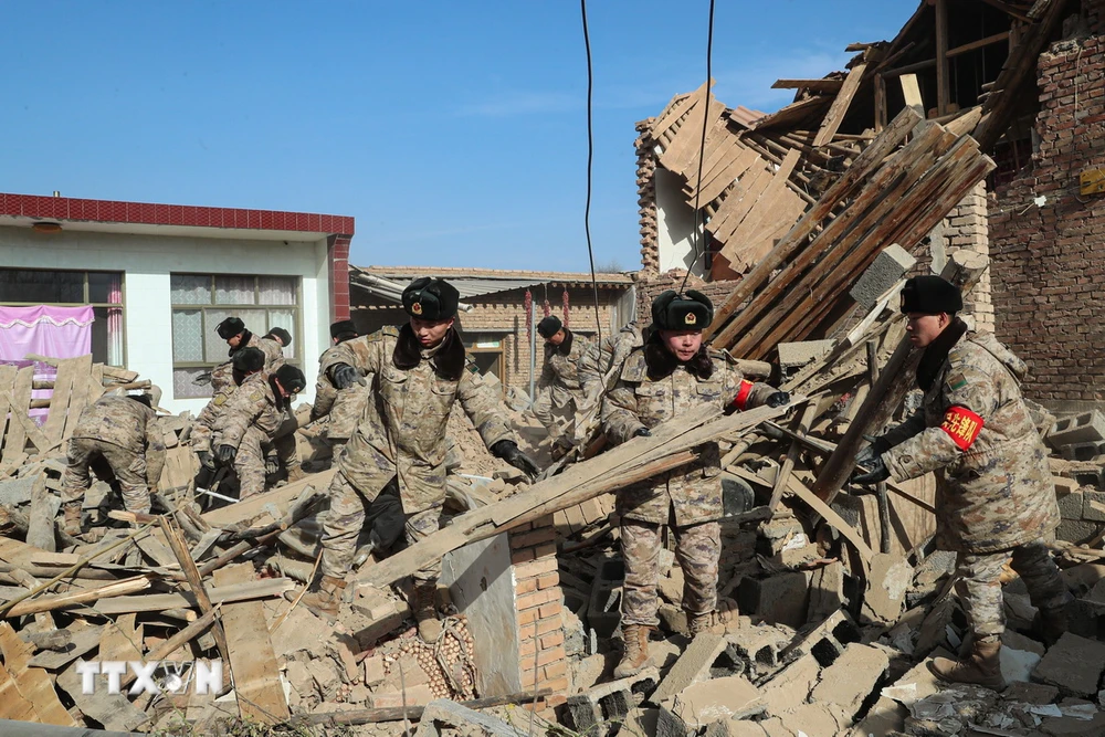 Binh sỹ làm nhiệm vụ tại hiện trường động đất ở Tích Thạch Sơn, tỉnh Cam Túc, Trung Quốc, ngày 20/12/2023. (Ảnh: THX/TTXVN)