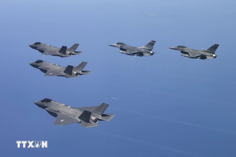 Chiến đấu cơ tàng hình F-35A của Hàn Quốc và tiêm kích F-16 của Mỹ tham gia tập trận không quân Buddy Squadron tại Cheongju, ngày 28/7/2023. (Ảnh: YONHAP/TTXVN)