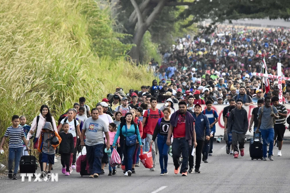 Đoàn người di cư di chuyển từ Tapachula, bang Chiapas (Mexico) hướng tới biên giới với Mỹ ngày 24/12/2023. (Ảnh: AFP/TTXVN)