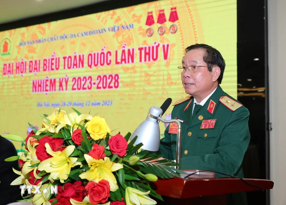 Trung tướng Nguyễn Hữu Chính, Chủ tịch Hội Nạn nhân chất độc da cam/dioxin Việt Nam khóa V, nhiệm kỳ 2023-2028 phát biểu. (Ảnh: Hoàng Hiếu/TTXVN)
