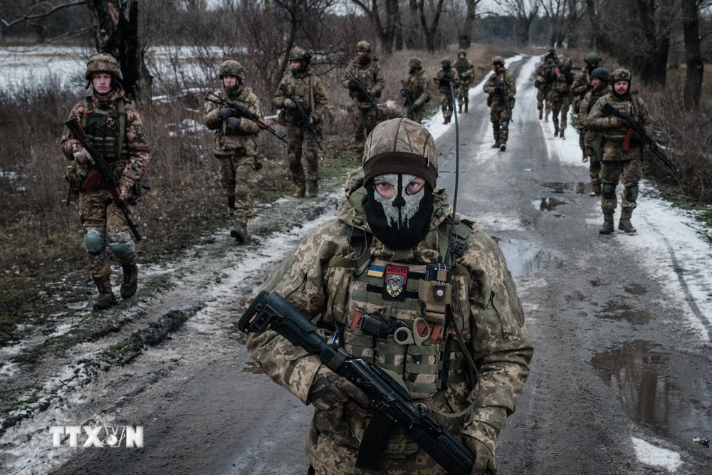 Quân nhân Ukraine tuần tra quanh căn cứ quân sự ở vùng Donetsk ngày 4/2/2023. (Ảnh: AFP/TTXVN)