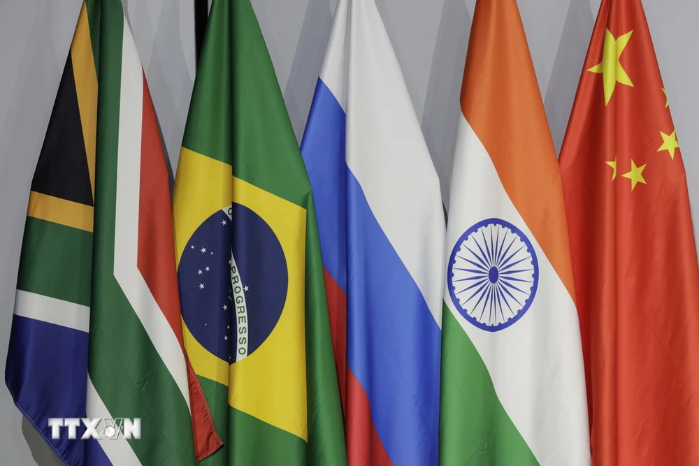 Quốc kỳ các nước thành viên BRICS. (Ảnh: AFP/TTXVN)