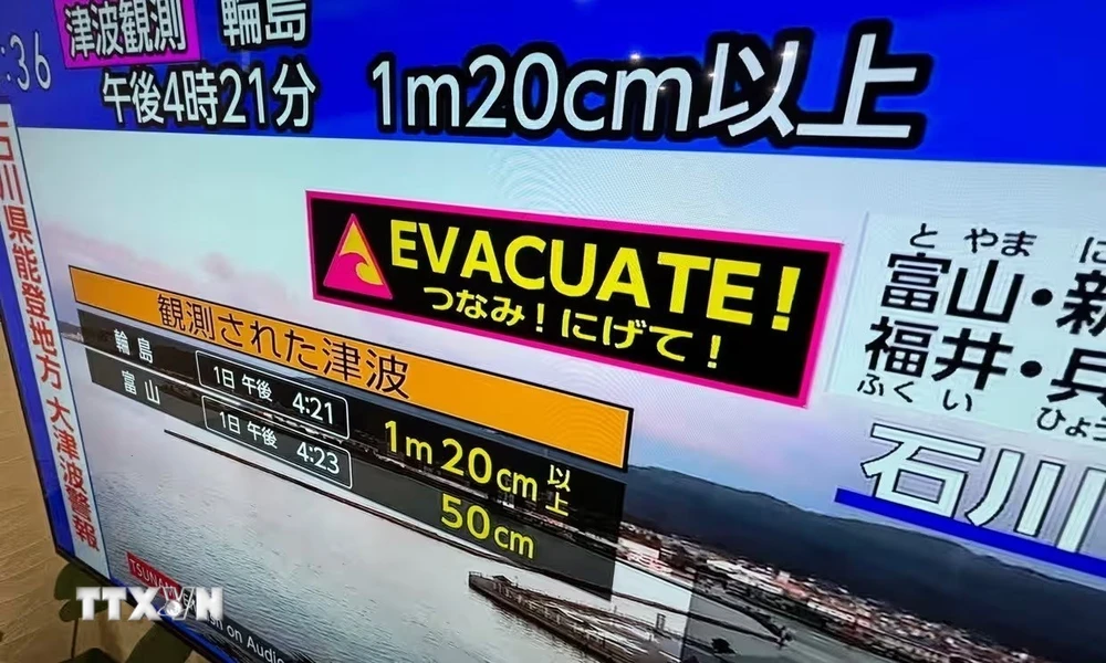Cảnh báo sóng thần được phát trên truyền hình sau trận động đất tại Yokohama, Nhật Bản ngày 1/1/2024. (Ảnh: AP/TTXVN)
