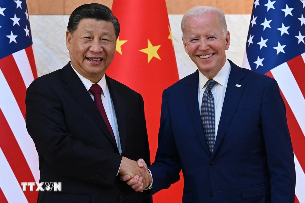 Chủ tịch Trung Quốc Tập Cận Bình (trái) và Tổng thống Mỹ Joe Biden tại cuộc gặp ở Bali, Indonesia ngày 14/11/2022. (Ảnh: AFP/TTXVN)