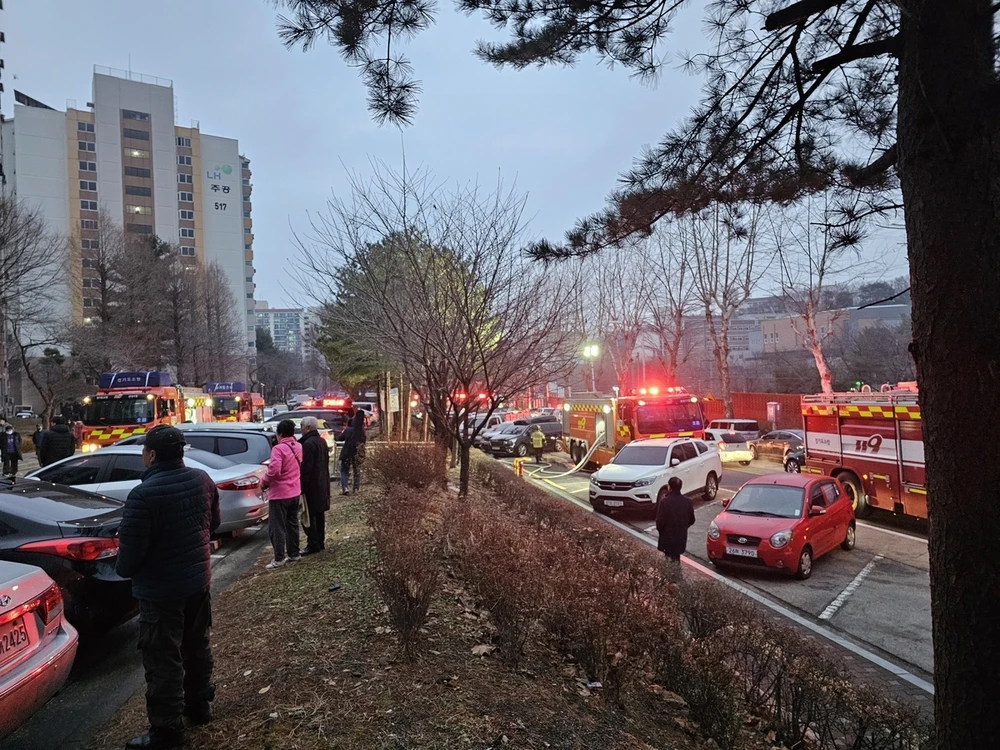 Hiện trường vụ hỏa hoạn tại một tòa nhà chung cư ở Gunpo, cách Seoul khoảng 24km về phía nam. (Nguồn: Yonhap)