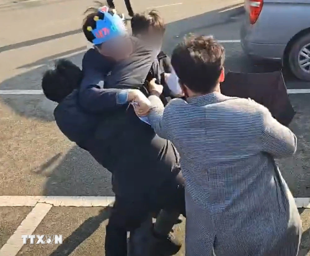 Cảnh sát khống chế đối tượng tấn công lãnh đạo đảng Dân chủ đối lập tại Hàn Quốc, ông Lee Jae-myung ở thành phố Busan, ngày 2/1/2024. (Ảnh: Yonhap/TTXVN)