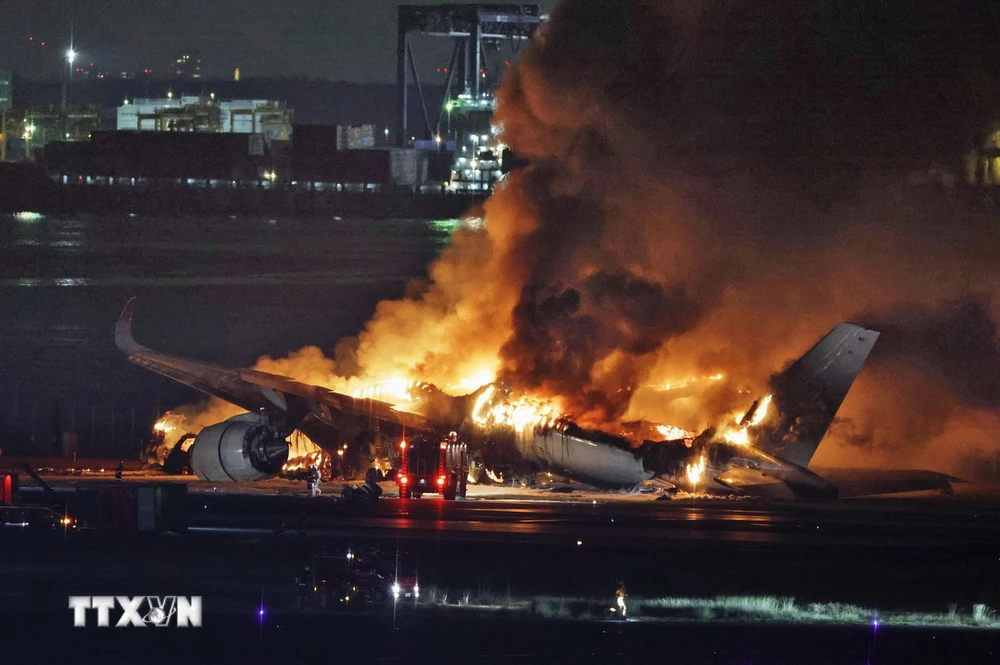 Máy bay của hãng hàng không Nhật Bản Japan Airlines (JAL) bốc cháy dữ dội tại sân bay Haneda ở Tokyo sau vụ va chạm với máy bay của Lực lượng bảo vệ bờ biển, ngày 2/1/2024. (Ảnh: Kyodo/TTXVN)