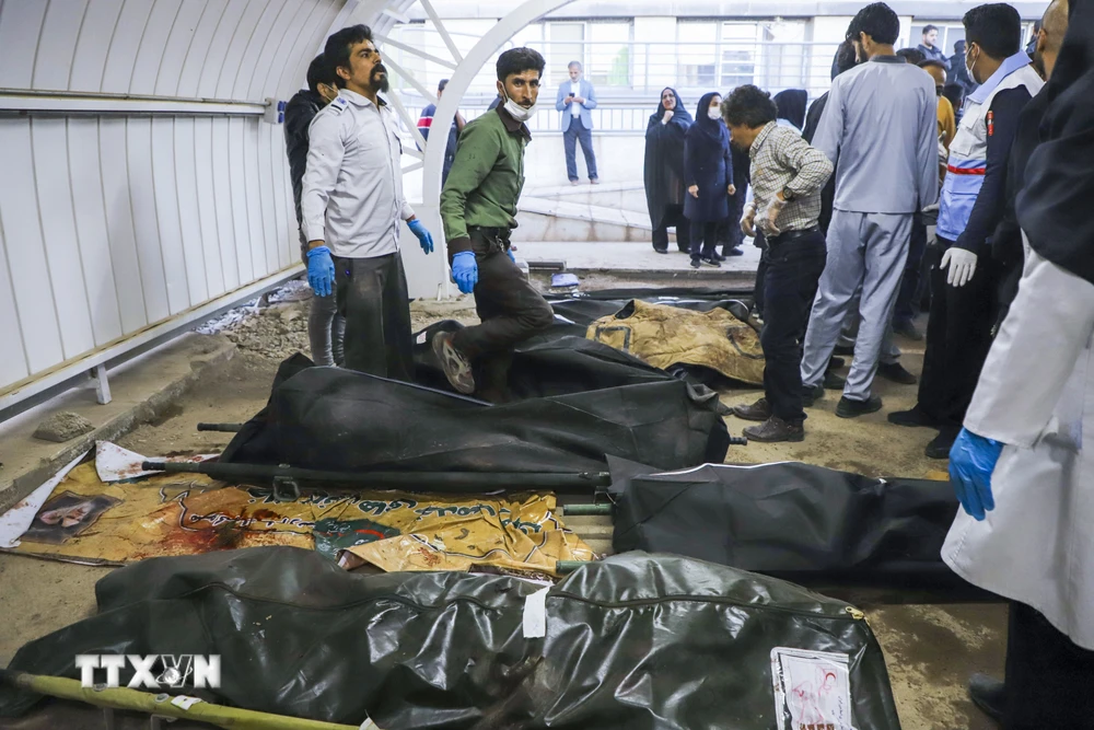 Thi thể các nạn nhân trong vụ nổ tại lễ tưởng niệm chỉ huy cấp cao Lực lượng Vệ binh Cách mạng Hồi giáo Iran (IRGC) ở thành phố Kerman, ngày 3/1/2024. (Ảnh: AFP/TTXVN) 
