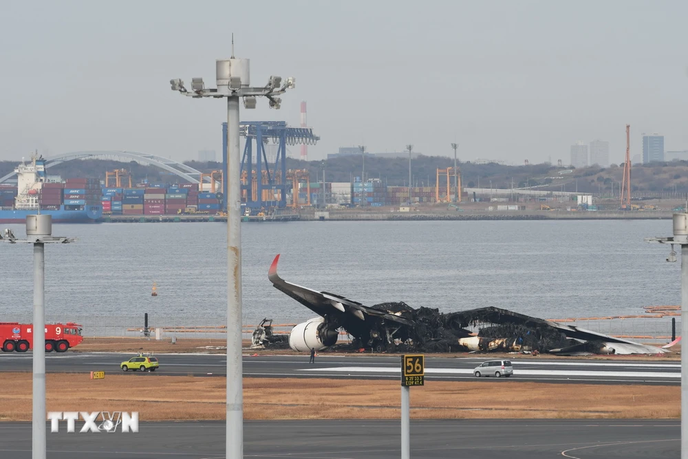 Máy bay của hãng hàng không Nhật Bản Japan Airlines cháy rụi sau vụ va chạm với máy bay của Lực lượng bảo vệ bờ biển tại sân bay Haneda ở Tokyo, ngày 3/1/2024. (Ảnh: THX/TTXVN)