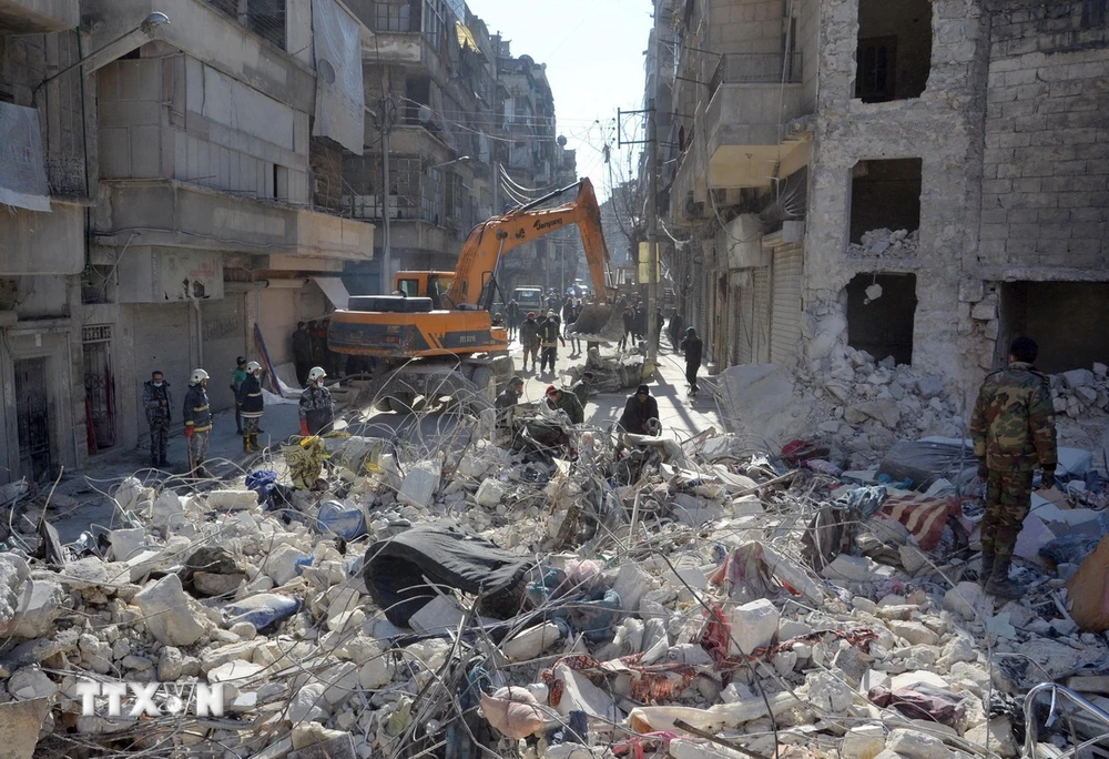 Nhân viên cứu hộ tìm kiếm nạn nhân bị mắc kẹt trong những ngôi nhà bị sập sau trận động đất tại Karm al-Jabal, Bắc Syria, ngày 8/2/2023. (Ảnh: THX/TTXVN)