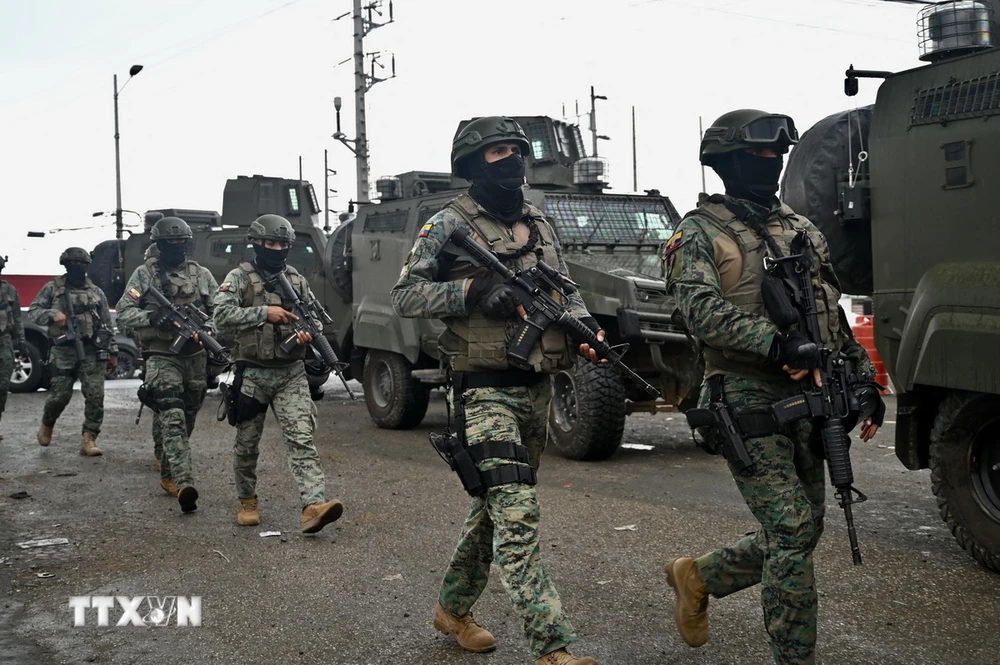 Lực lượng an ninh được triển khai tại nhà tù Regional 8 ở Guayaquil, Ecuador, ngày 7/1/2024. (Ảnh: AFP/TTXVN)