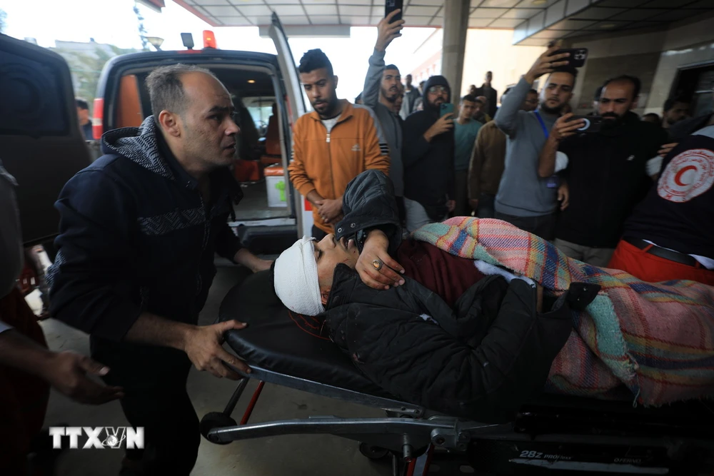 Nạn nhân bị thương do xung đột Gaza được chuyển tới bệnh viện ở Khan Younis ngày 5/1/2024. (Ảnh: THX/TTXVN)