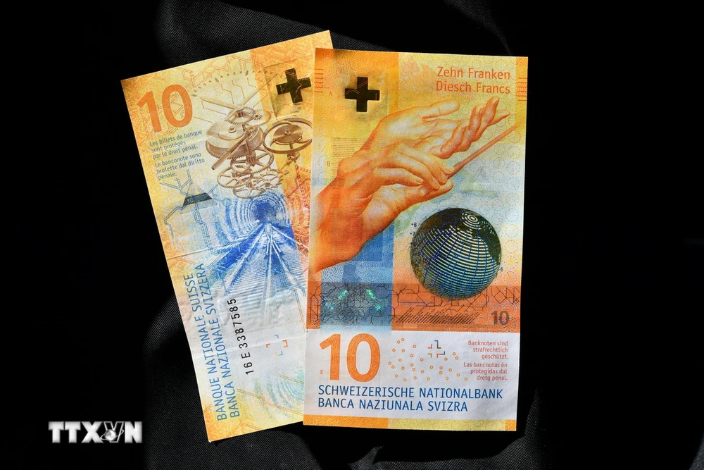 Đồng tiền mệnh giá 10 franc Thụy Sĩ tại Lausanne. (Ảnh: AFP/TTXVN)