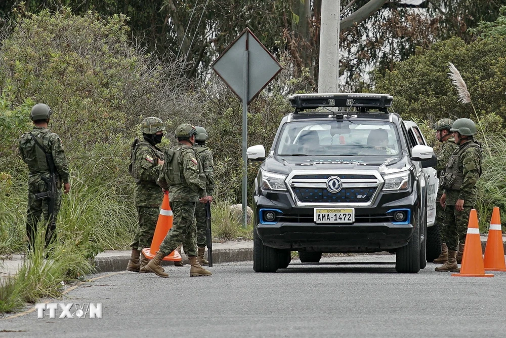 Binh sỹ gác bên ngoài nhà tù Turi ở Cuenca, Ecuador, ngày 8/1/2024. (Ảnh: AFP/TTXVN)