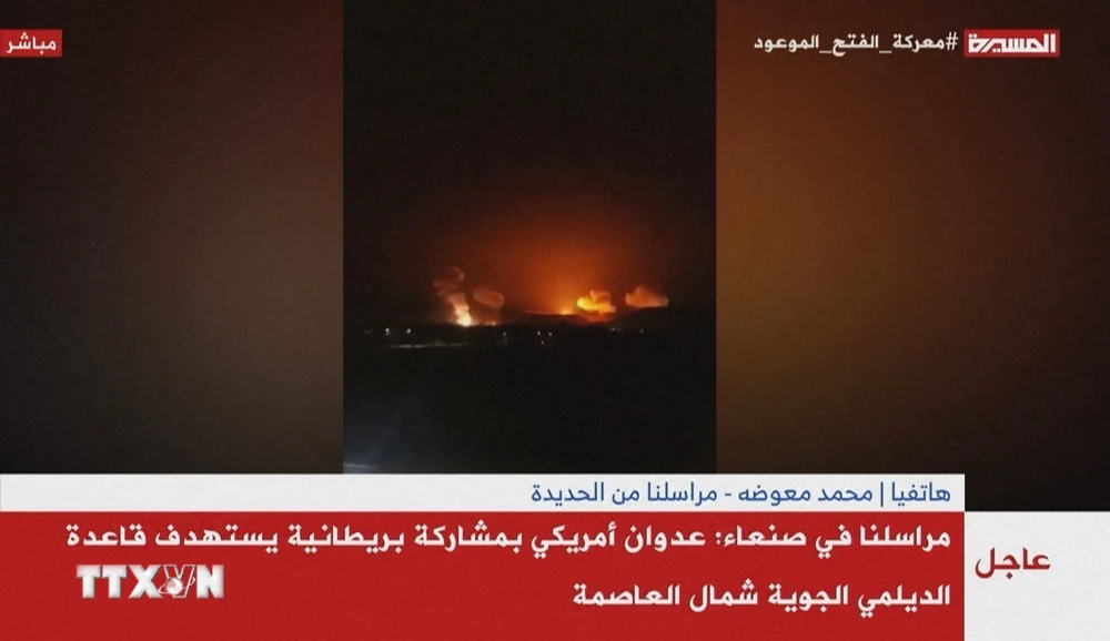 Khói lửa bốc lên sau cuộc không kích do Mỹ và Anh tiến hành nhằm vào địa điểm của Houthi tại Yemen ngày 12/1/2024. Ảnh: AFP/TTXVN