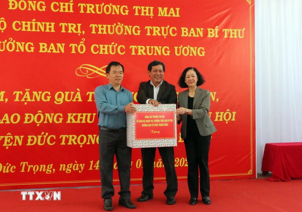Bà Trương Thị Mai trao quà cho đại diện Khu công nghiệp Phú Hội-Lâm Đồng. (Ảnh: Quốc Hùng/TTXVN)