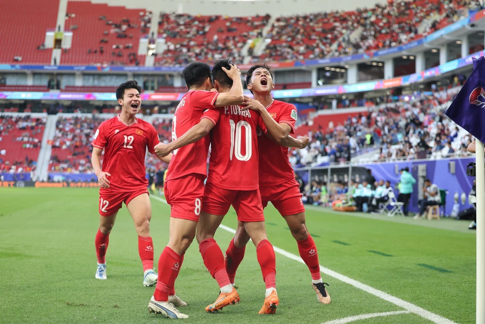 Các tuyển thủ Việt Nam ăn mừng bàn thắng vào lưới Đội tuyển Nhật Bản. (Ảnh: THX/TTXVN)