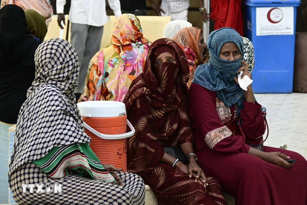 Bệnh nhân chờ khám bệnh tại một bệnh viện ở Port Sudan. (Ảnh: AFP/TTXVN)