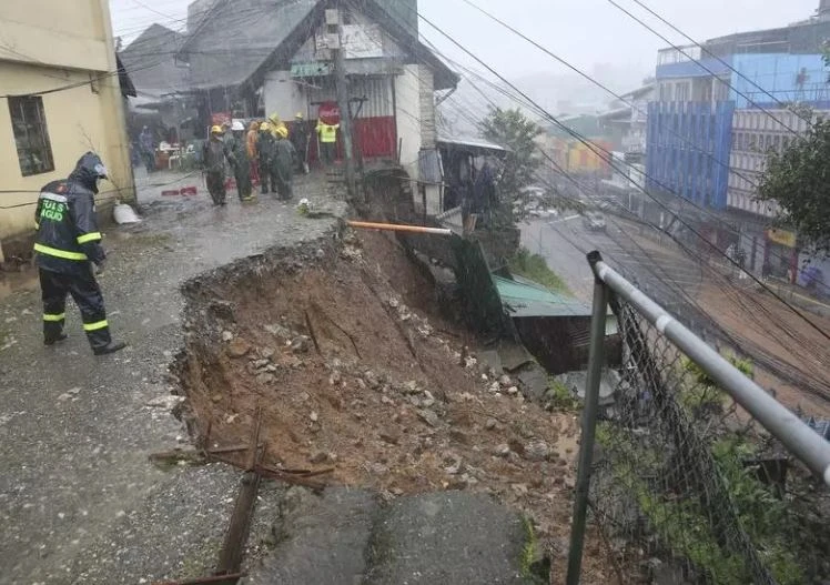 Philippines thường xuyên hứng chịu thảm họa thiên tai của bão như mưa lớn, lũ quét gây lở đất. (Nguồn: AP)