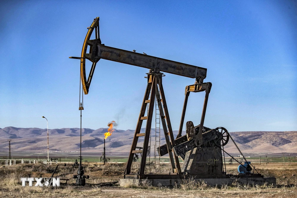 Một giếng dầu tại thị trấn Qahtaniyah, tỉnh Hasakah, Đông Bắc Syria. (Ảnh: AFP/TTXVN)