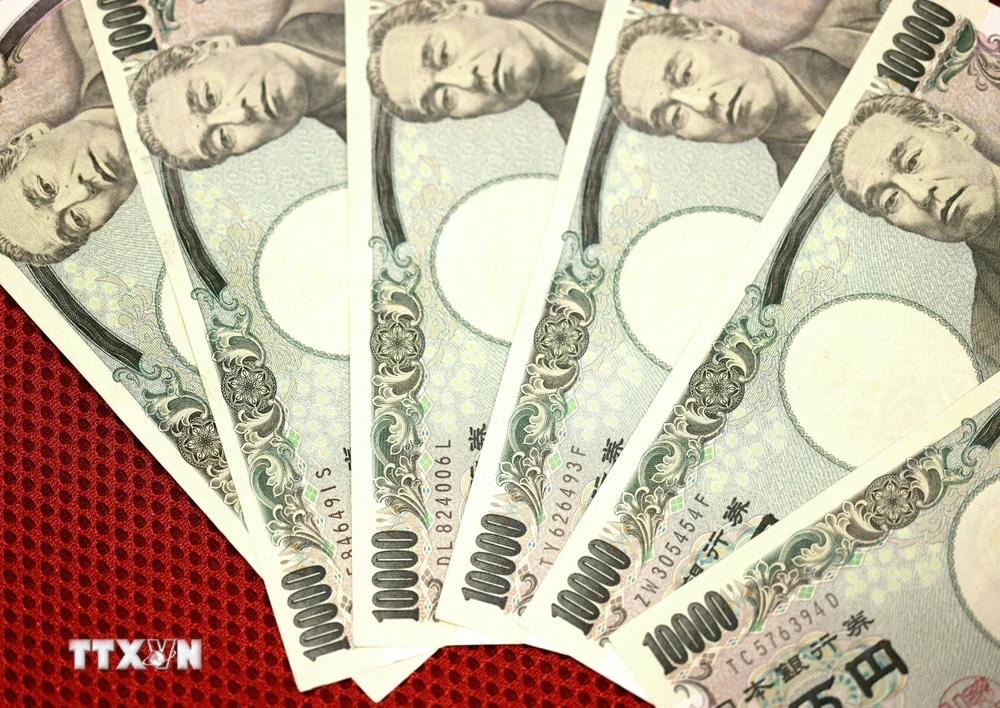 Đồng 10.000 yen tại ngân hàng ở Tokyo, Nhật Bản. (Ảnh: AFP/TTXVN)
