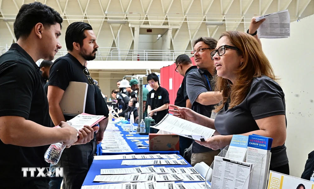 Người lao động nghe tư vấn tại hội chợ việc làm ở Los Angeles, California (Mỹ) ngày 2/11/2023. (Ảnh: AFP/TTXVN)