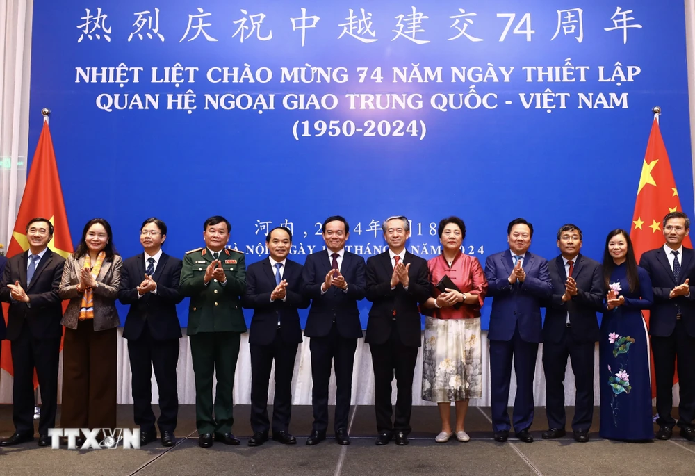Phó Thủ tướng Trần Lưu Quang và các đại biểu dự lễ kỷ niệm. (Ảnh: Lâm Khánh/TTXVN)