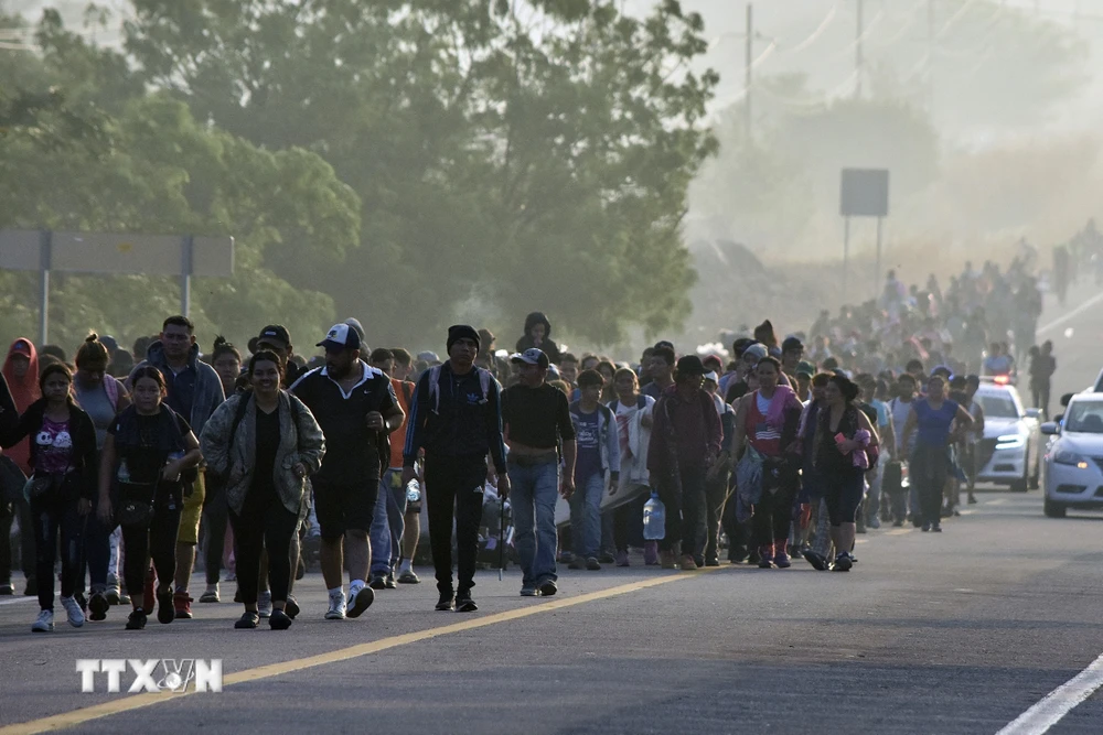 Người di cư từ bang Chiapas, Mexico tuần hành tới khu vực biên giới với Mỹ, ngày 8/1/2024. (Ảnh: AFP/TTXVN)