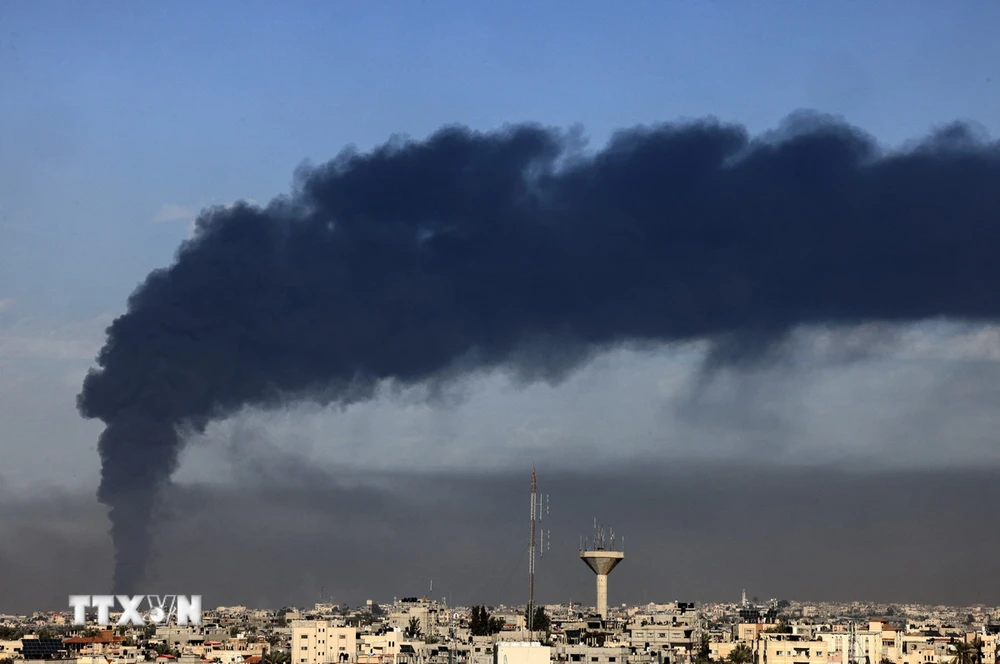 Khói bốc lên sau cuộc oanh kích của Israel xuống thành phố Khan Younis ở Dải Gaza ngày 21/1/2024. (Ảnh: AFP/TTXVN)