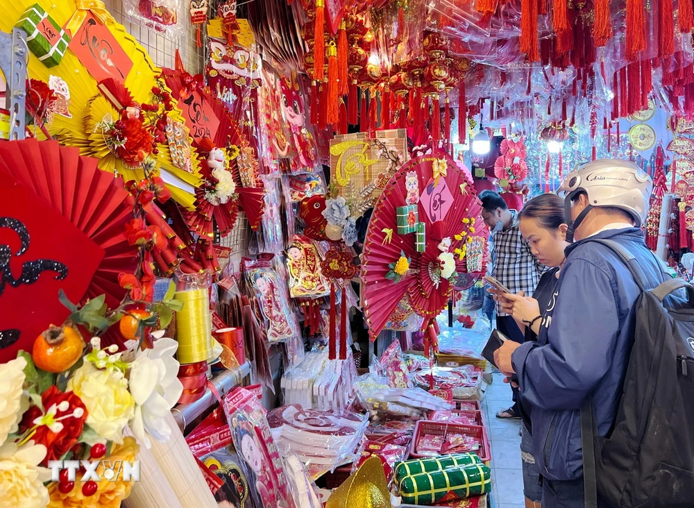 Một cửa hàng trên đường Hải Thượng Lãn Ông (quận 5) bày bán nhiều sản phẩm sắc đỏ và vàng bắt mắt. (Ảnh: Thu Hương/TTXVN)