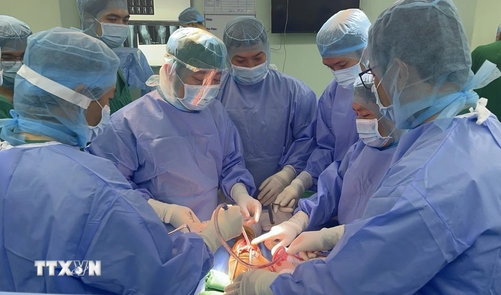 Hơn 10 y, bác sỹ tham gia ca phẫu thuật cho bệnh nhân. (Ảnh: TTXVN phát)