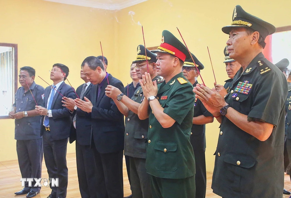 Các đại biểu dâng hương tưởng niệm các Liệt sỹ quân tình nguyện Việt Nam tại nhà thờ và lưu giữ hài cốt Liệt sỹ quân tình nguyện Việt Nam. (Ảnh: Quang Anh/TTXVN)