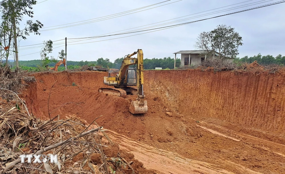 Phương tiện đào múc đất rừng sản xuất trái phép quy mô lớn ở thôn Bến Hà, xã Linh Trường, huyện Gio Linh, tỉnh Quảng Trị. (Ảnh: Nguyên Lý/TTXVN)