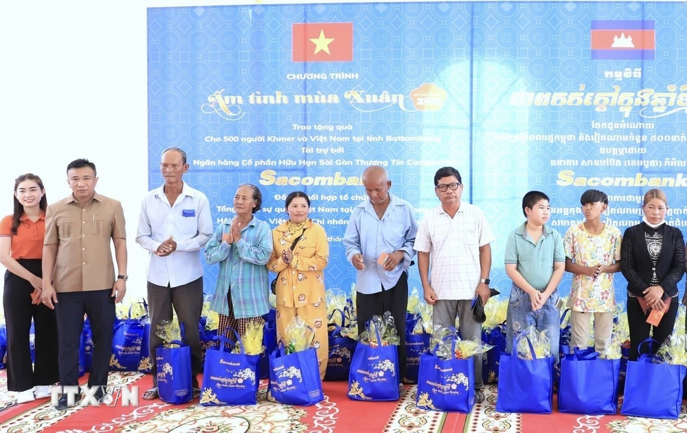 Ban tổ chức trao tặng quà Tết cho người dân Campuchia và người gốc Việt tham gia chương trình “Ấm tình mùa Xuân” - Xuân Giáp Thìn 2024. (Ảnh: TTXVN phát)