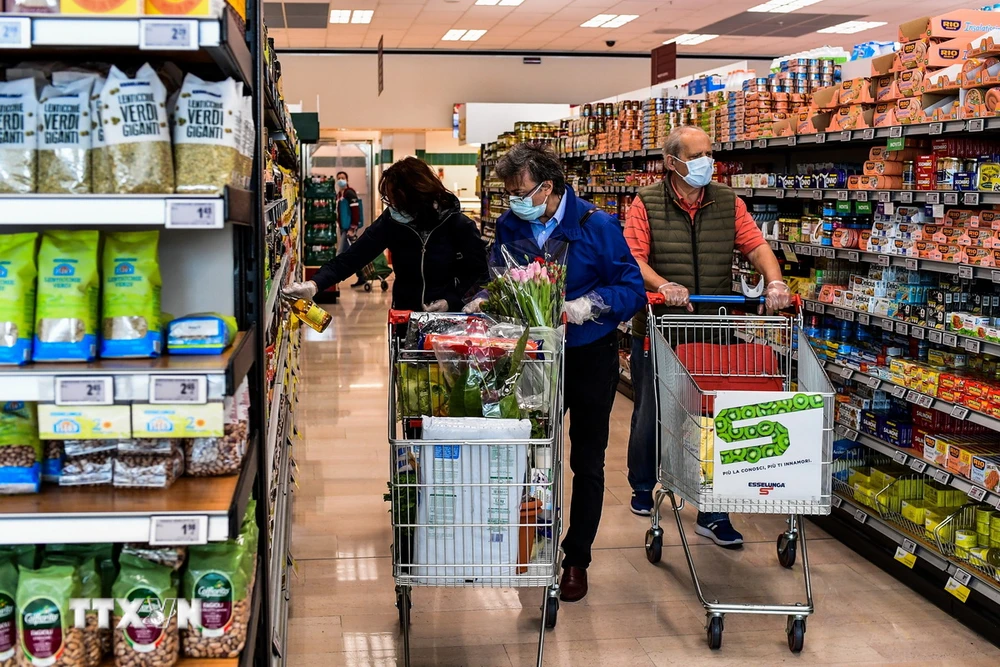 Người tiêu dùng mua sắm tại một siêu thị ở Milan, Italy. (Ảnh: AFP/TTXVN)