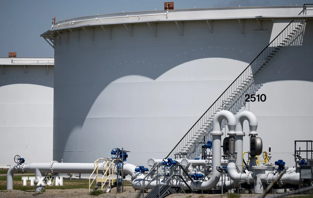 Bể chứa dầu tại kho dự trữ ở Cushing, Oklahoma, Mỹ. (Ảnh: AFP/TTXVN)