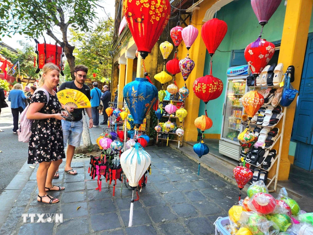 Khách quốc tế trải nghiệm các tuyến phố đi bộ và các điểm bán hàng lưu niệm tại phố cổ Hội An. (Ảnh: Đoàn Hữu Trung/TTXVN)